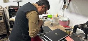Vanlı cilt ustası yarım asırlık zanaatını teknolojiye karşı koruyor Teknolojiye karşı yarım asırlık emek: Van'ın son cilt ustası