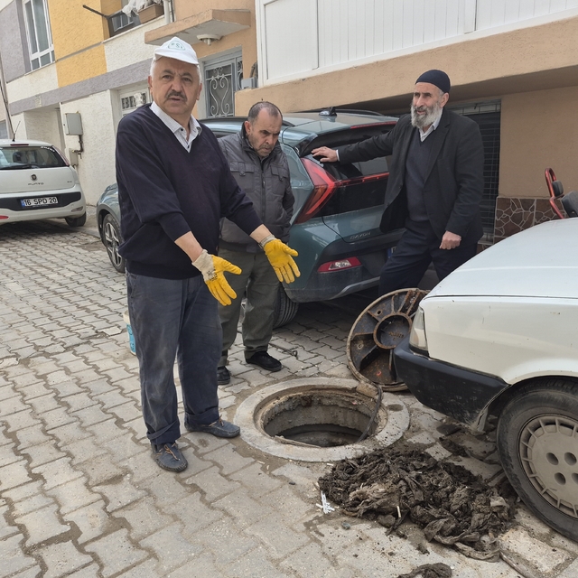 İş başa düşünce başka çare kalmadı
Sürekli tıkanan kanalizasyonu vatandaş k...