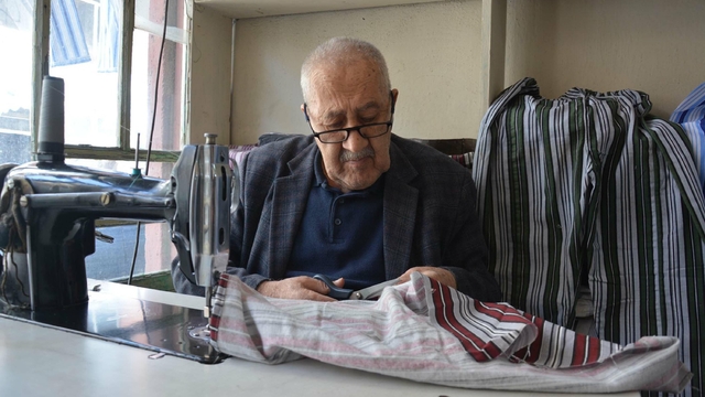 Yaşar usta, 12 metrekarelik dükkanında nostaljik çizgili pijamaları 60 yıldır üretiyor