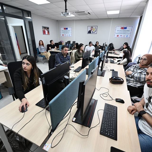 Mersin'de gençlere yapay zeka ve veri analizi eğitimi