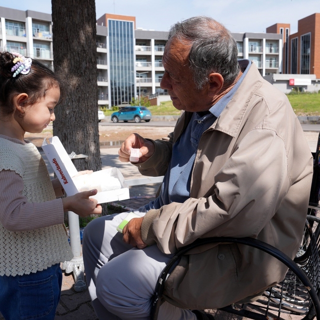 Çukurova'da miniklerden yaşlılara anlamlı ziyaret