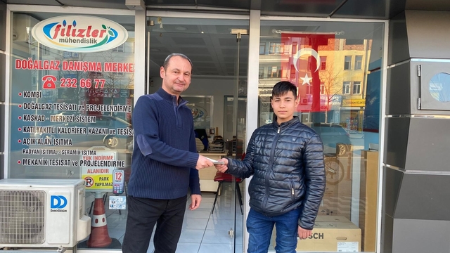 Yola savrulan parasını toplayan esnafı yapılan haberlerde görüp parasını teslim aldı
Bisikletiyle  paket servisi yaparken düşen paraları yola saçıldı, esnaf toplayıp muhafaza etti
Esnafın  "Sahibi gelsin benden alsın" çağrısını görüp  harekete geçti paralarına kavuştu