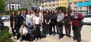 Veliler öğrenciyi darp ettiği iddia edilen öğretmene destek için okul önünde toplandılar