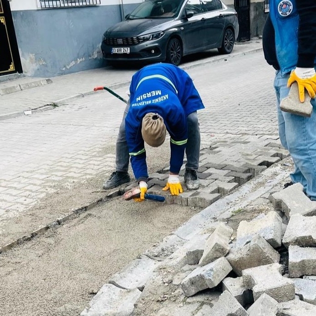 Akdeniz'de yol ve kaldırımlar yenileniyor