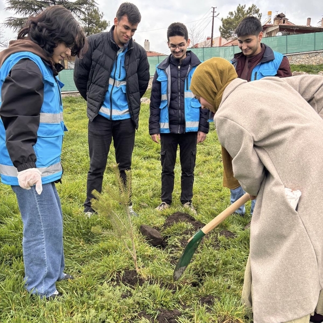 Sivrihisar Yurdu bahçesinde fidanlar toprakla buluştu