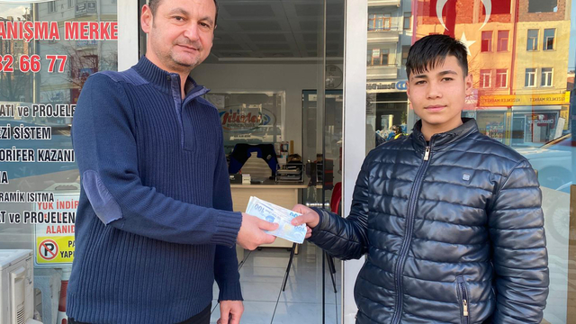 Esnafın yolda bulduğu para sahibine ulaştırıldı