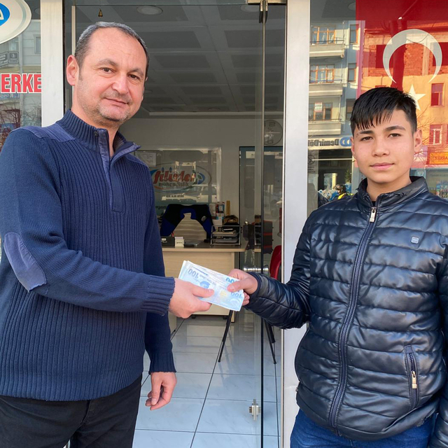 Esnafın yolda bulduğu para sahibine ulaştırıldı