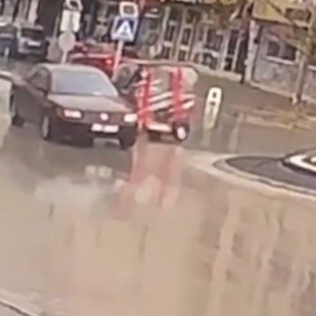 Otomobille çarpışan üç tekerlekli elektrikli bisiklet devrildi: 1 yaralı