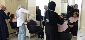 Yaşlılar hayatlarında ilk defa kuaförde bakım yaptırdı