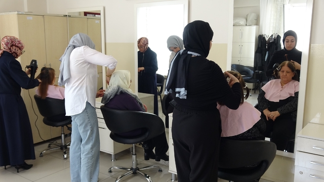 Yaşlılar hayatlarında ilk defa kuaförde bakım yaptırdı