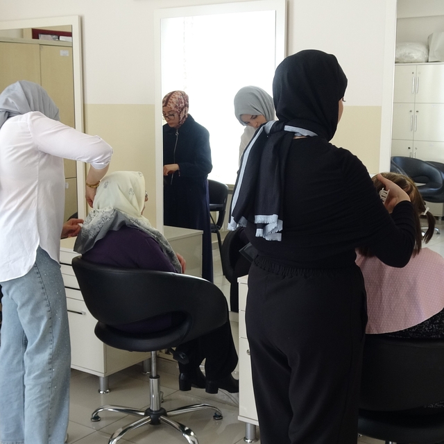 Yaşlılar hayatlarında ilk defa kuaförde bakım yaptırdı