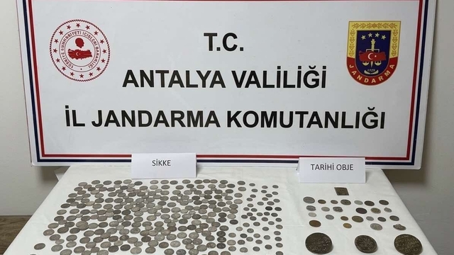 Kaş'ta tarihi eser kaçakçılığı operasyonu: Çok sayıda obje ve gümüş sikke ele geçirildi