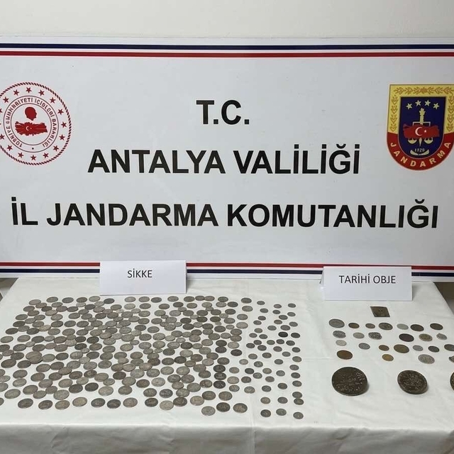 Kaş'ta tarihi eser kaçakçılığı operasyonu: Çok sayıda obje ve gümüş sikke e...