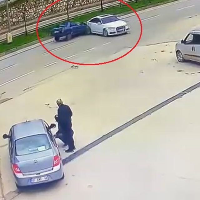 El freni çekilmediği için hareket eden otomobile başka otomobil çarptı