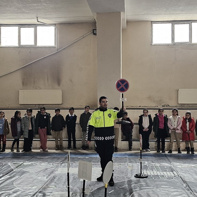 Digor'da öğrencilere uygulamalı trafik eğitimi verildi
