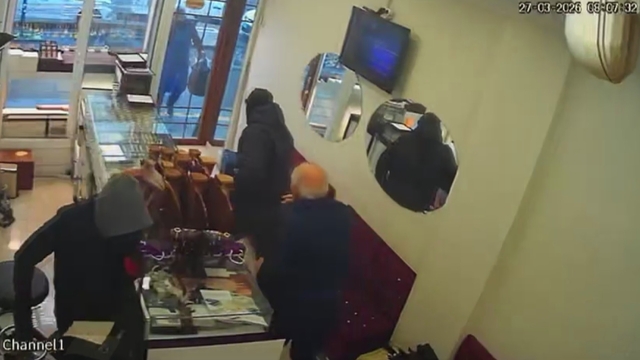 Diyarbakır'da silahla kuyumcu soygunu kamerada: Yaklaşık 1,5 kilo altın çalıp kayıplara karıştılar
