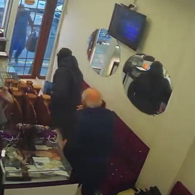 Diyarbakır'da silahla kuyumcu soygunu kamerada: Yaklaşık 1,5 kilo altın çal...