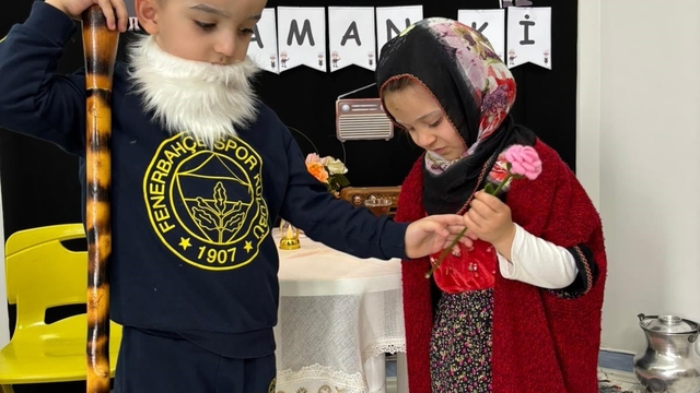 Aydıntepe'de minik öğrenciler Yaşlılar Haftası'nda büyüklerini canlandırdı