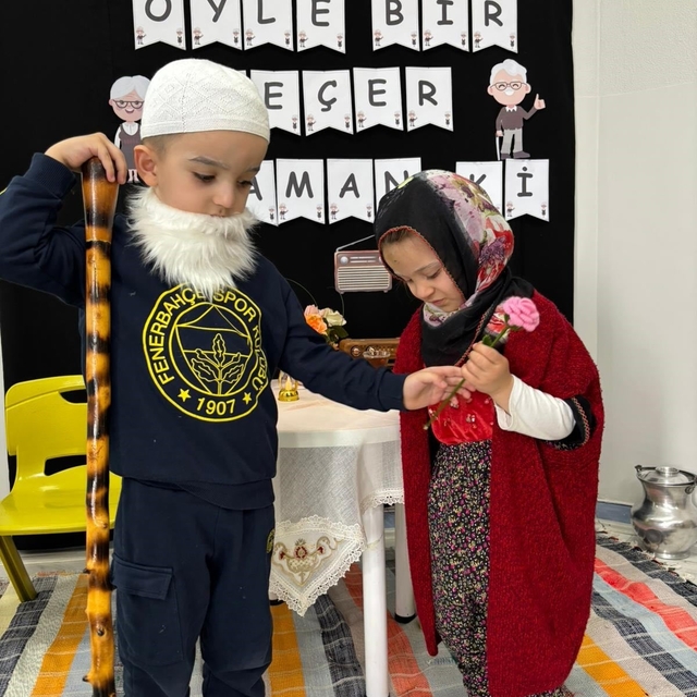 Aydıntepe'de minik öğrenciler Yaşlılar Haftası'nda büyüklerini canlandırdı