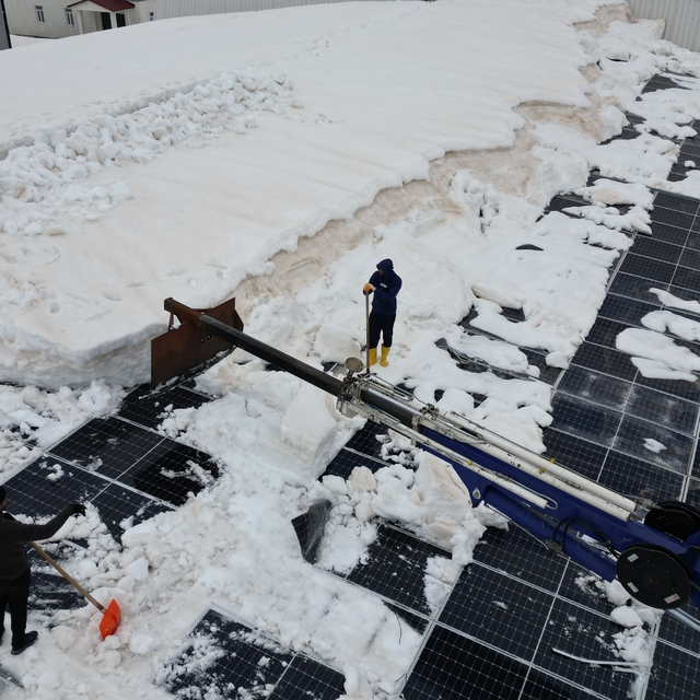 Bitlis'te işletmelerin çatılarında vinçle kar temizliği