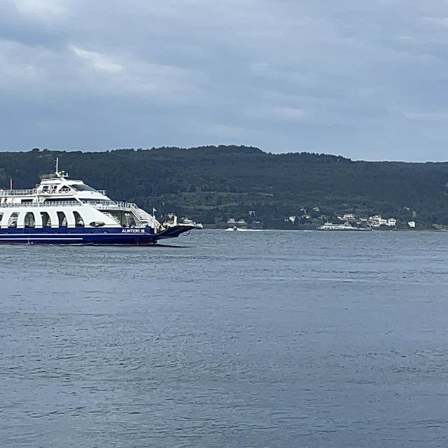 Bozcaada ve Gökçeada feribot seferlerine fırtına engeli