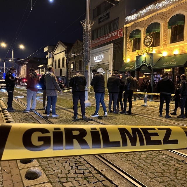 İzmit'teki silahlı saldırıda yaşamını yitirenlerin sayısı 3'e yükseldi
Bir...