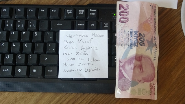 Okul koridorunda para buldu, aklına ilk gelen hadisle öğretmenler odasının yolunu tuttu
Merdivende 200 TL bulan öğrenci, müdür yardımcısının odasına giderek notla birlikte parayı bıraktı
Öğrencinin parayı bulma ve okul müdürüne götürme anları okulun güvenlik kameralarına yansıdı
13 yaşındaki Yusuf Kerim Aydeniz: "Peygamber Efendimiz haram olduğunu söylüyor"
Müdür Yardımcısı: "Ahlaklı öğrencilerimizin yetiştirildiğini görmek bizi çok mutlu ediyor"