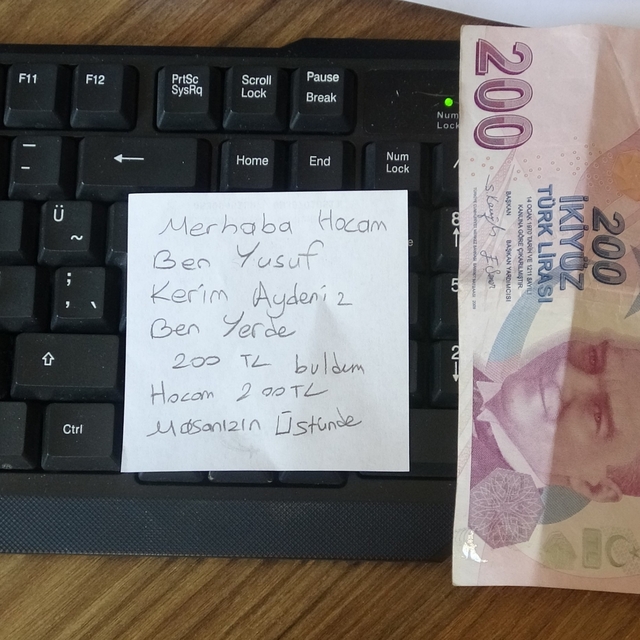 Okul koridorunda para buldu, aklına ilk gelen hadisle öğretmenler odasının...