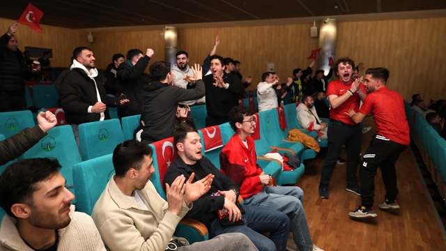 Milli maç heyecanı Osmangazi'de dev ekranda yaşandı