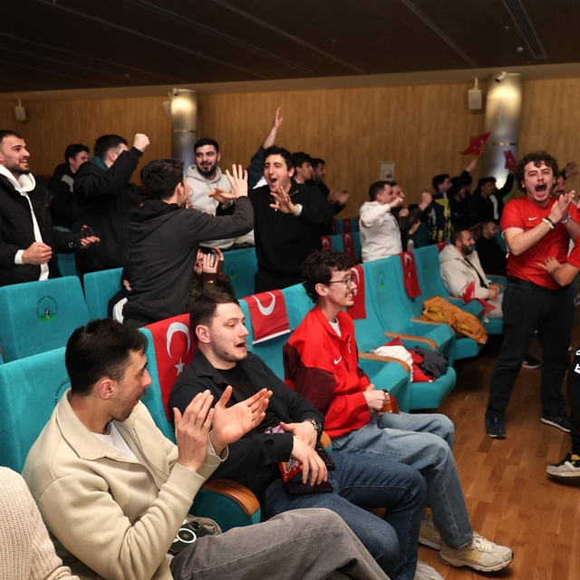 Milli maç heyecanı Osmangazi'de dev ekranda yaşandı