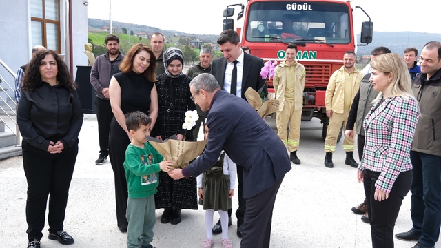 Güdül'de Orman Haftası kapsamında öğrencilere fidan dağıtıldı