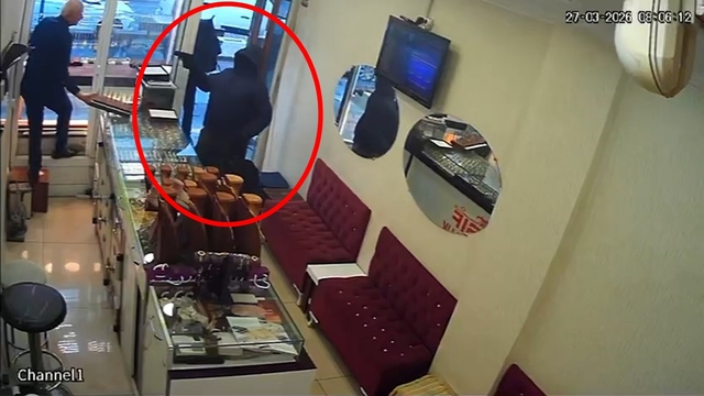 Kuyumcu dükkanına giren maskeli şüpheliler, 1 kilo altını gasbedip kaçtı