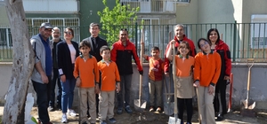 Manisa'da okul bahçeleri bağa dönüşüyor Manisa'da okul bahçelerine ilk kez asma fidanları dikildi "Üzümü Seviyorum" Projesiyle öğrenciler üzümün yetişme sürecini uygulamalı öğrenecek