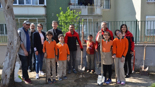 Manisa'da okul bahçeleri bağa dönüşüyor
Manisa'da okul bahçelerine ilk kez asma fidanları dikildi
"Üzümü Seviyorum" Projesiyle öğrenciler üzümün yetişme sürecini uygulamalı öğrenecek