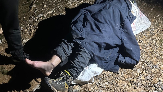 Bacağı kırılan dağcı ile arkadaşları, askeri helikopterle kurtarıldı