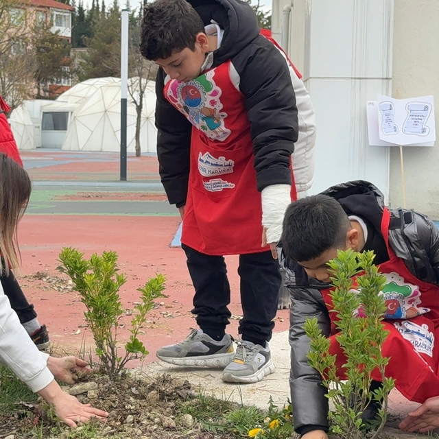 Karabük'te öğrenciler hatıra fidanlarını toprakla buluşturdu