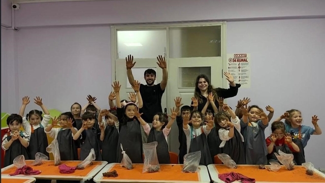 Toprakla buluşan minik ellerden renkli eserler