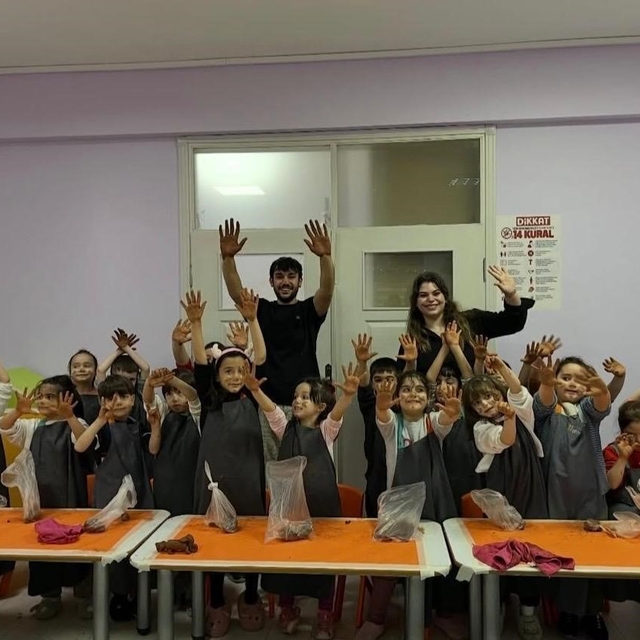 Toprakla buluşan minik ellerden renkli eserler