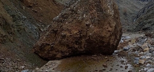 Sason’da yamaçtan düşen kaya, köy yolunu ulaşıma kapattı