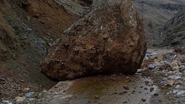 Sason'da yamaçtan düşen kaya, köy yolunu ulaşıma kapattı