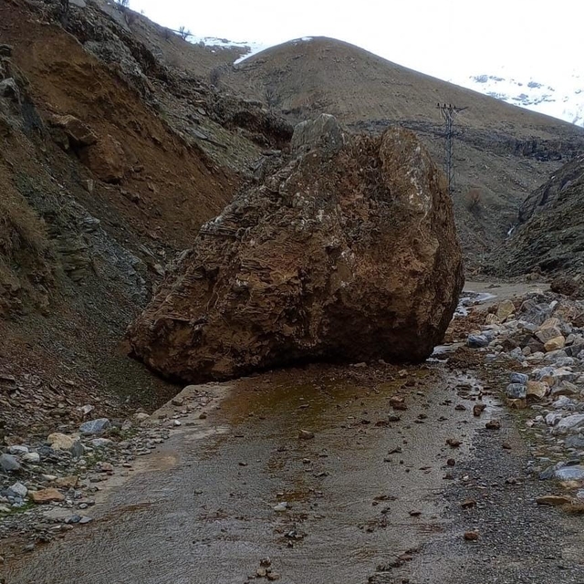 Sason'da yamaçtan düşen kaya, köy yolunu ulaşıma kapattı