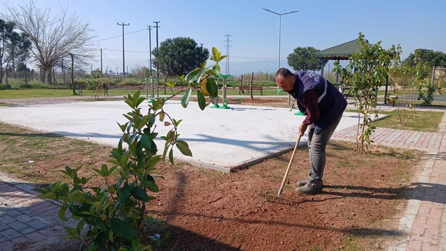 Işıklı Parkı'nda çevre düzenlemesi başladı
Efeler'in yeni sosyal alanı şekilleniyor