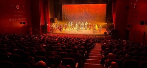 ‘2026 Şeyh Edebali Yılı’ kapsamında ‘Devlet Ana’ oyunu Bilecik’te sahnelendi