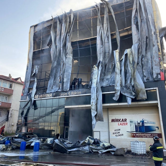 Kocaeli'de 7 kişinin hayatını kaybettiği fabrika yangını davasında dördüncü...