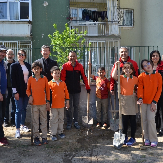 Manisa'da okul bahçeleri bağa dönüşüyor
Manisa'da okul bahçelerine ilk kez...