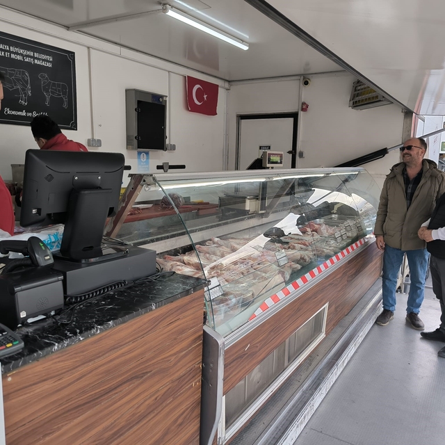 Halk Et Mobil Satış Tırı'na ilçelerde yoğun ilgi