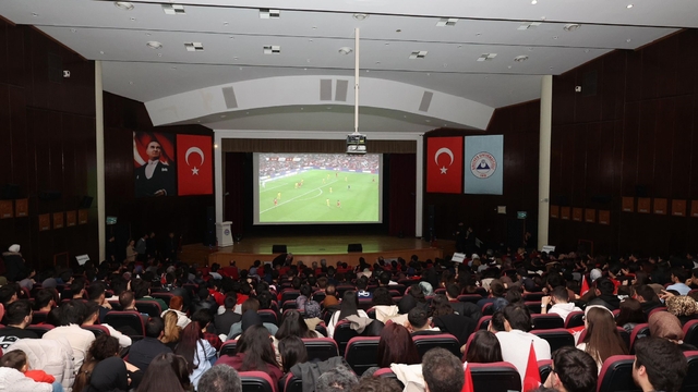 ERÜ'de milli maç heyecanı dev ekrana taşındı
