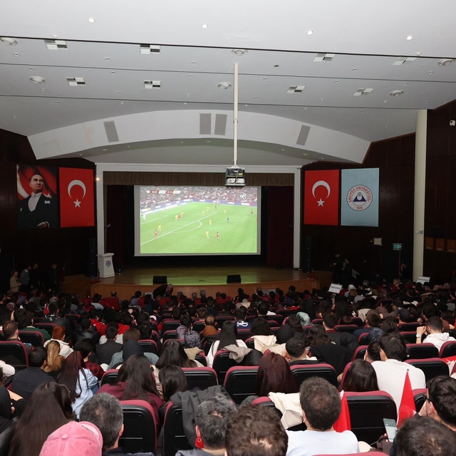 ERÜ'de milli maç heyecanı dev ekrana taşındı