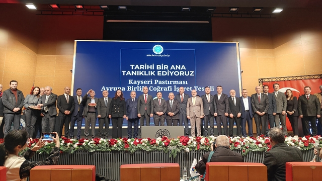 Kayseri'de 'pastırma' sevinci
KTO Başkanı Ömer Gülsoy:
"Kayseri pastırması için verilen mücadele tarih karşısında bir vefa borcunun yerine getirilmesiydi"
"Kayseri purov mantısı ve Kayseri pöç kebabı başvurularımız kabul edildi"