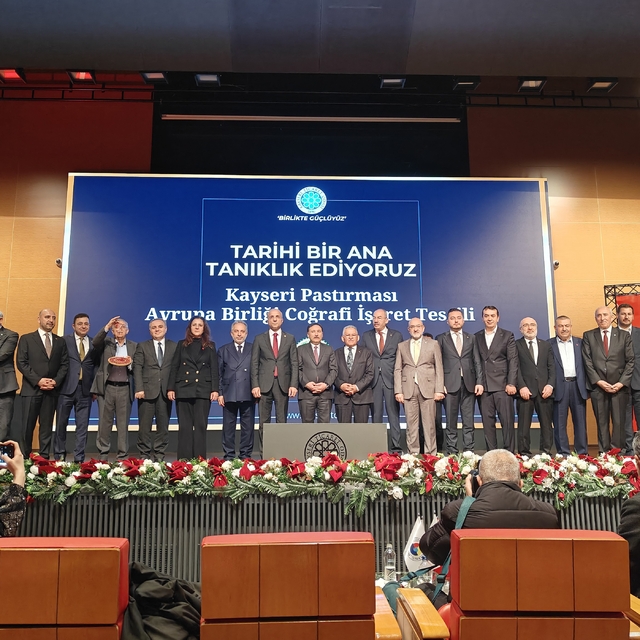 Kayseri'de 'pastırma' sevinci
KTO Başkanı Ömer Gülsoy:
"Kayseri pastırması...